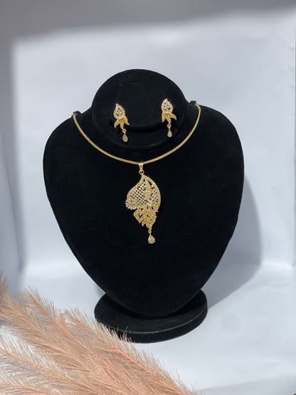 Golden Leaf Elegance – Crystal Pendant & Earring Set