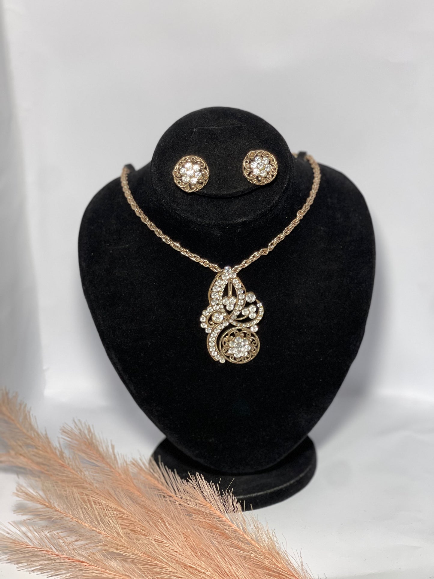 Eternal Golden Grace – A Timeless Jewelry Set of Elegance and Charm